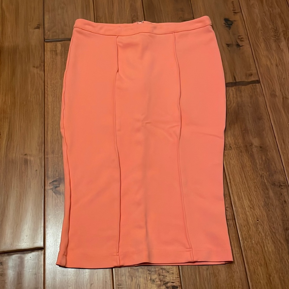 2b Bebe beautiful salmon color fitted pencil skirt with back zipper size small